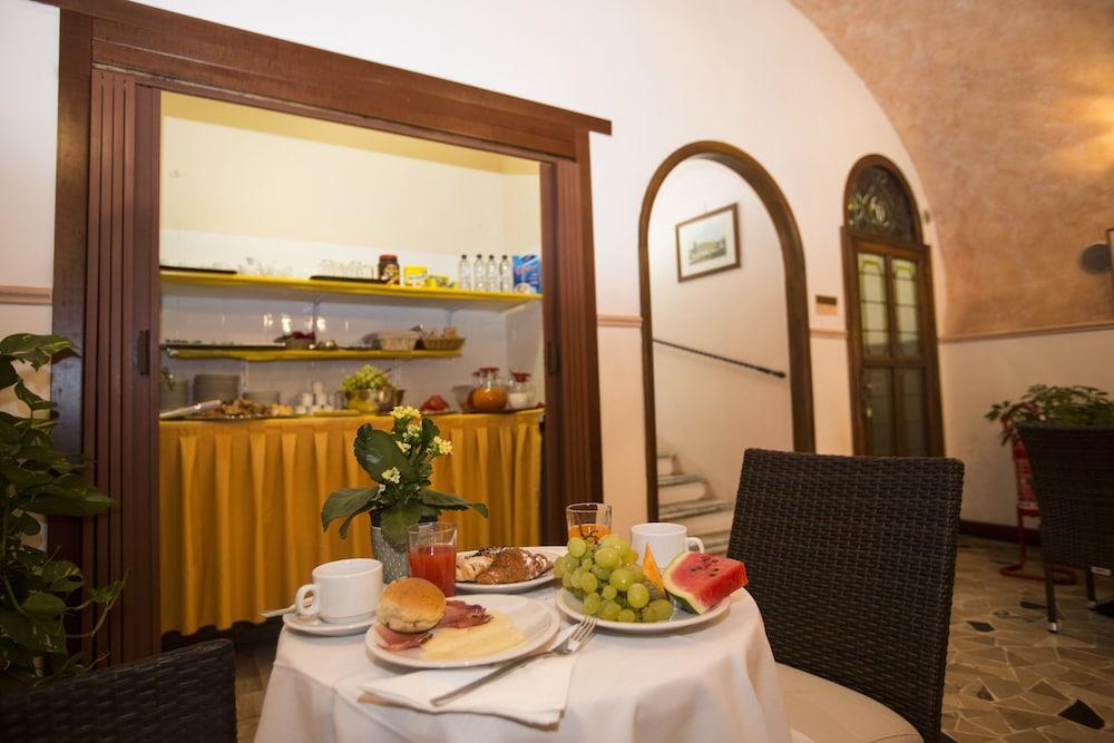 Gaudi Guesthouse Рим Экстерьер фото
